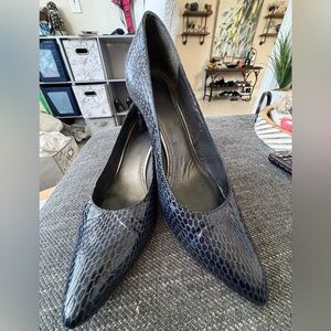 Stuart Weitzman Blue Sea Crystal Snakeskin “Daisy” Heels Pumps Size 9-1/2M